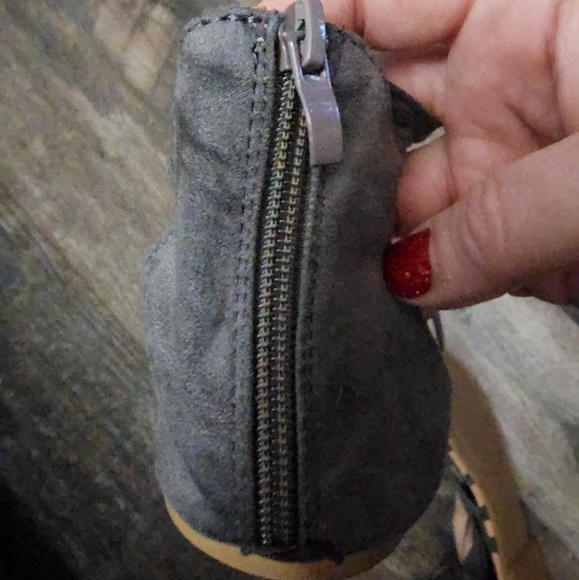 BRAND NEW STRAPPY, GREY SANDALS, SIZE WOMEN'S 8 - Picture 5 of 7